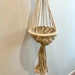 Macrame plant hanger off white